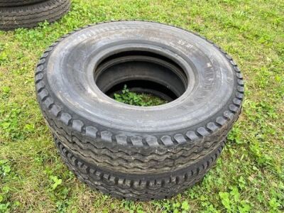 2x 10.00 R20 Tyres - 3