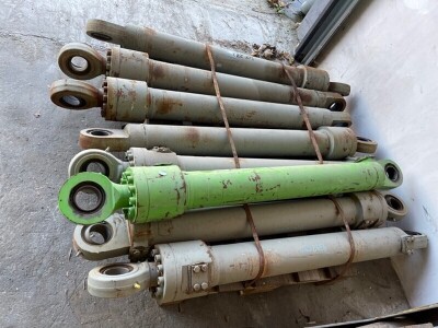 8 x Hydraulic Rams