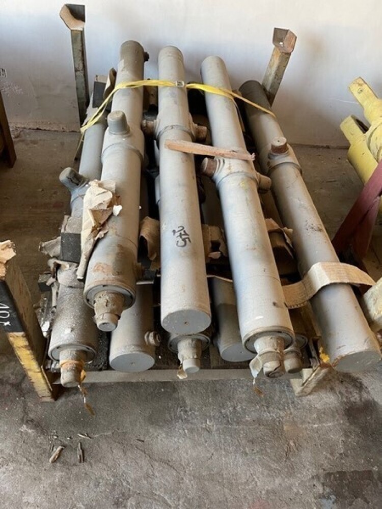 9 x Hydraulic Rams Malcolm Harrison