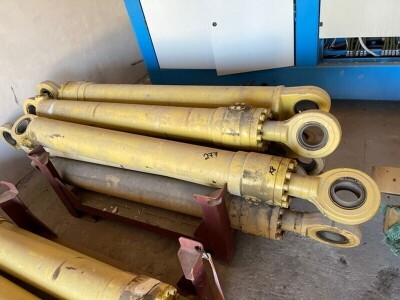 8 x Hydraulic Rams