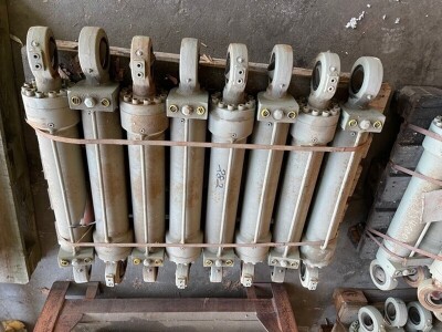 8 x Hydraulic Rams