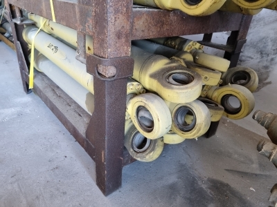 12 x Hydraulic Rams