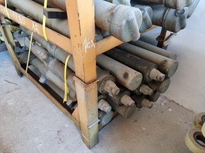 15 x  Hydraulic Rams