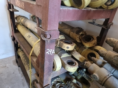 7 x Hydraulic Rams