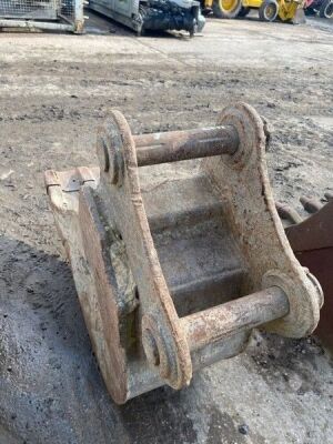 18" Digging Bucket 65mm Pins - 4