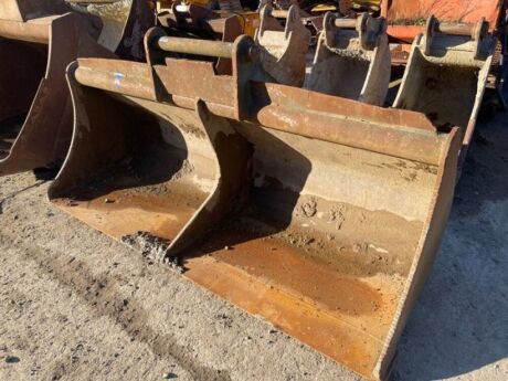 8ft Ditching Bucket 70mm Pins 