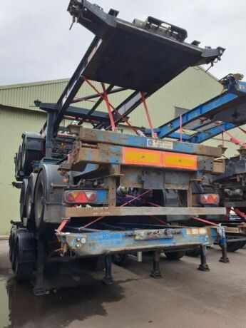 2007 Dennison Triaxle Sliding Skeletal Trailer