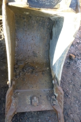 18" JCB Digging Bucket 45mm Pins - 4