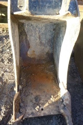 18" JCB Digging Bucket 45mm Pins - 4