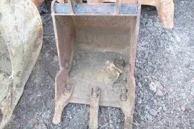 18" JCB Digging Bucket 35mm Pins - 4