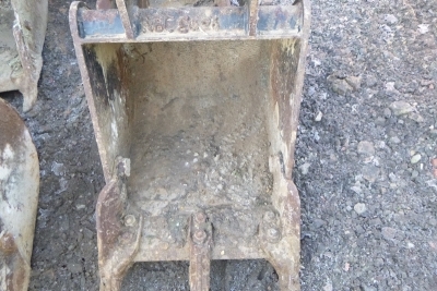 18" JCB Digging Bucket 35mm Pins - 4