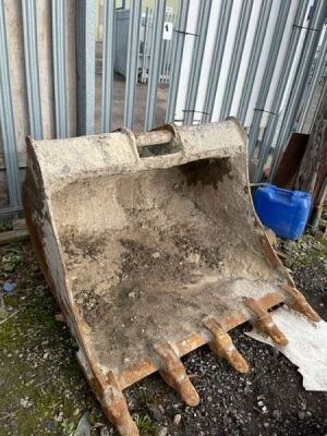 4ft Volvo Digging Bucket - 65mm Pins - 2