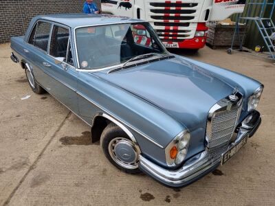 1971 Mercedes 280SE 3.5 V8 4Dr Saloon - 3