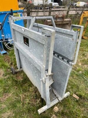 Bateman Calf De-Horning Crate