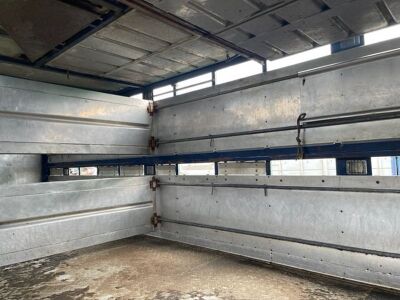 2004 Wilson Tandem Axle Drawbar Livestock Trailer - 11
