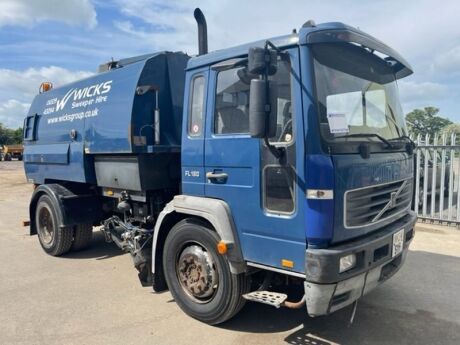 2004 Volvo FL180 4x2 Sweeper