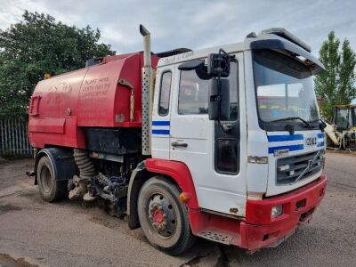 2004 Volvo FL6 Johnston Sweeper - 3