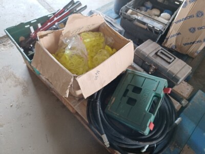 Quantity of Tools, Fuel Pump & Plastic Wheel Nut Indicators