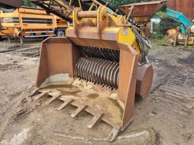 CA140 Bucket Crusher 