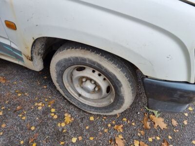 2000 Toyota Hilux 2.4D Pickup - 4