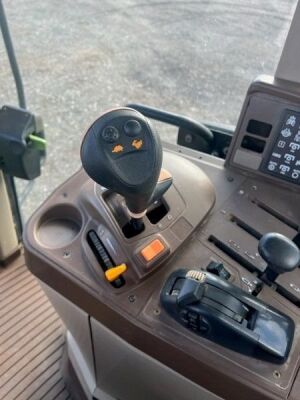 2005 John Deere 6820 4WD Tractor - 12
