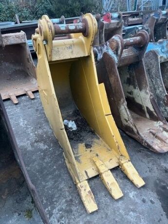 Unused CAT 2ft Digging Bucket 75mm Pins