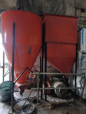 2x Feed Silos