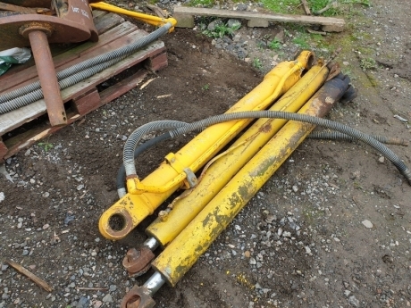 Pair of Hydraulic Rams