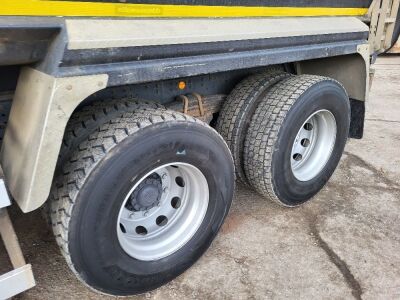 2017 Iveco 410 E6 Trakker 8x4 Tipper - 10