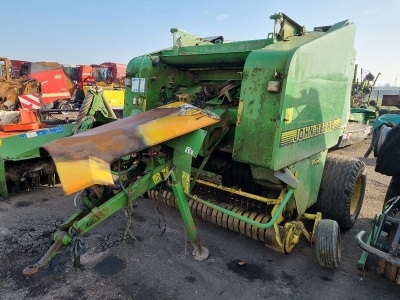 John Deere 575 Round Baler