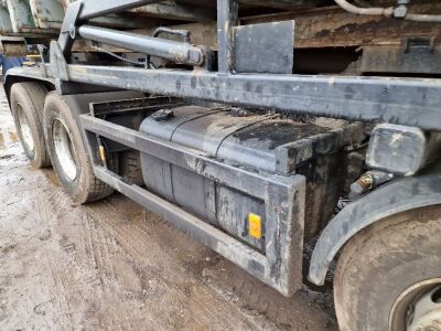 2009 Volvo FM380 8x4 Hook Loader - 15