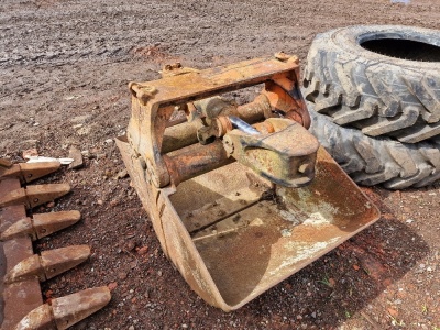 Clam Shell Bucket - 2