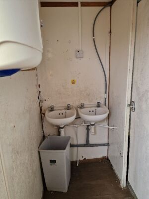 4 + 2 Tandem Axle Toilet Block - 7