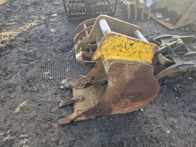 Strickland 18” Digging Bucket 50mm Pins - 3