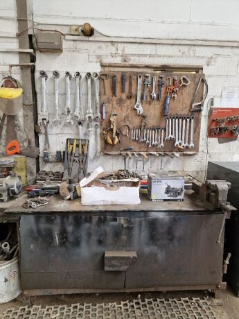 Work Bench Cabinet & Vice