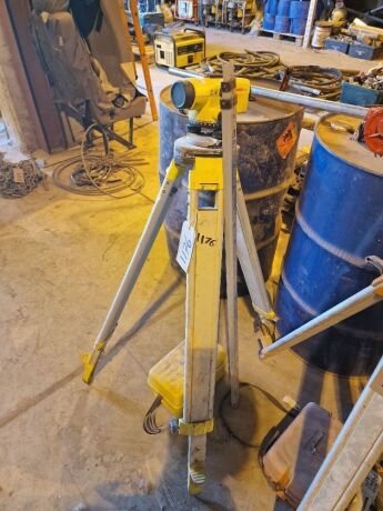 Leica Runner 24 Site Level, Tripod & Measure