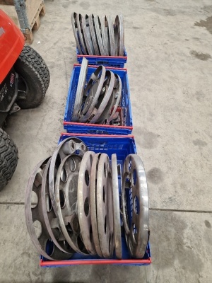 Quantity of Volvo Wheel Trims - 5