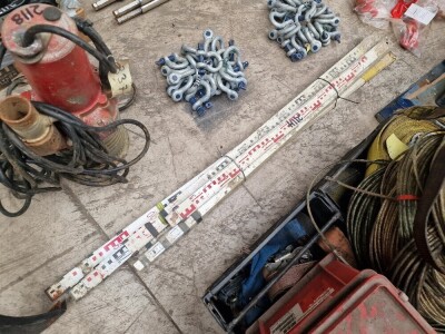 Quantity of Ratchet Straps, Cameras + Telescopic Measures - 4