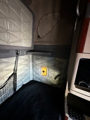 2011 Freightliner Cascadia 6x4 Bonneted Tractor Unit - 22