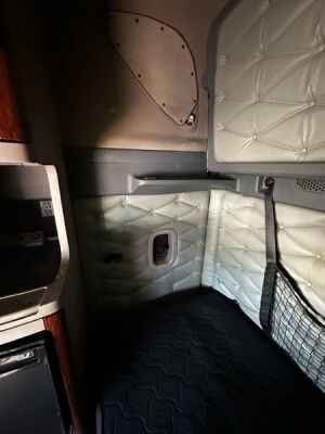 2011 Freightliner Cascadia 6x4 Bonneted Tractor Unit - 23