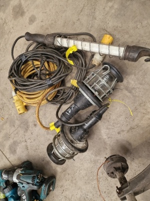 3x 110v Lights