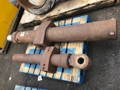 2 x Hydraulic Rams 