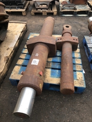 2 x Hydraulic Rams  - 3