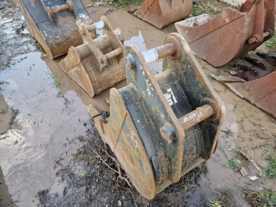 Strickland 18" Digging Bucket 50mm Pins - 2