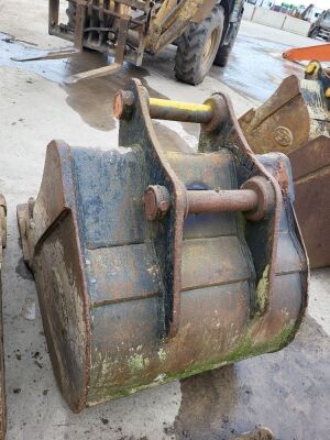 Strickland 900mm Digging Bucket - 65mm Pins - 3