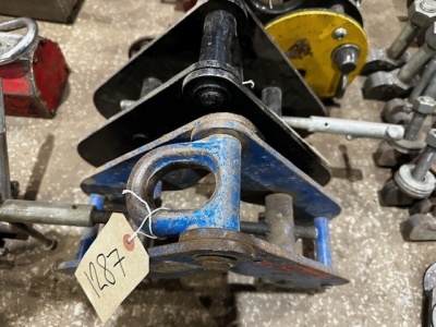 2x Lifting Clamps