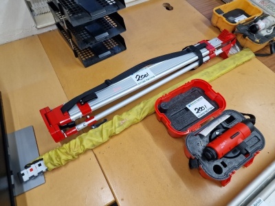Datum AL32 Automatic Level, Tripod & Measure - 2