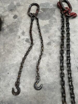 2x Chain Tighteners & 2x Chains