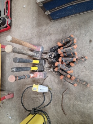 5x Lump Hammers & 7 x Wire Snips