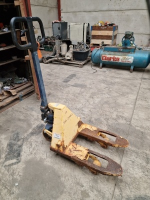 2500kg Short Arm Pallet Truck  - 2